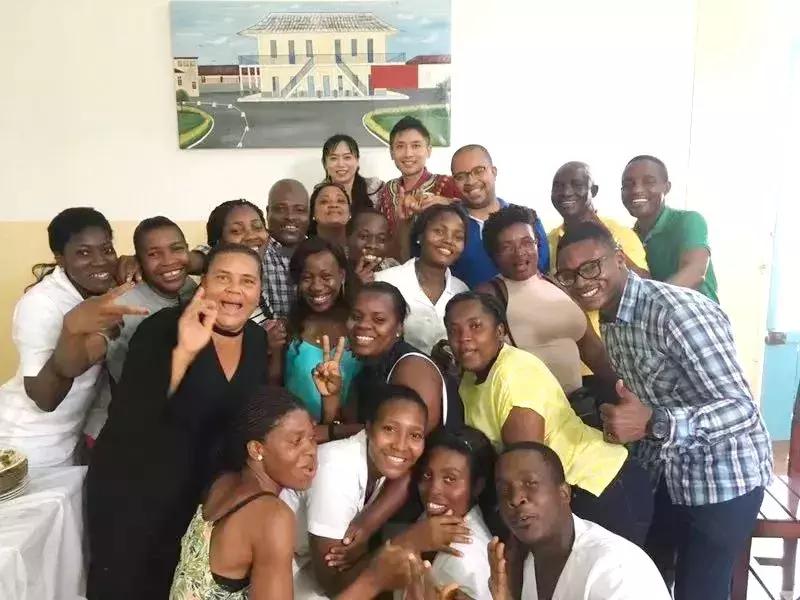 医者仁心，情洒非洲，一曲《成都》让他红了眼眶——记全国援外医疗工作先进个人李昂（中英文）