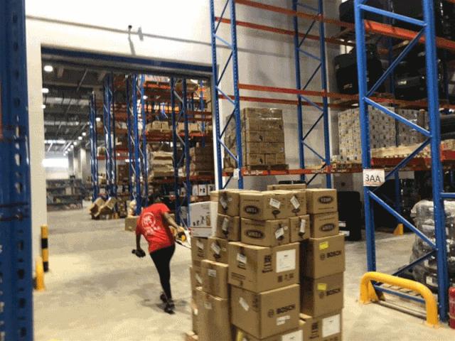 大家好，我们来自南非，正在帮杭州人打理快递