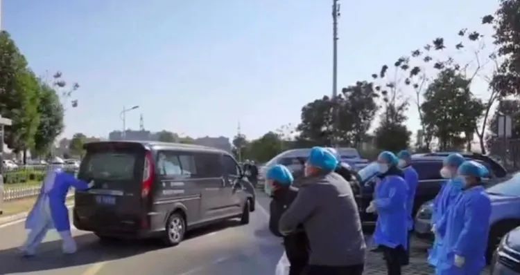 三天三夜改造院区接收病患，感染住进ICU后“干着急帮不上忙”，他是院长刘智明