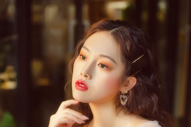 故事：受邀参加闺蜜婚礼时，分别五年的暗恋男神，当众向我表白了