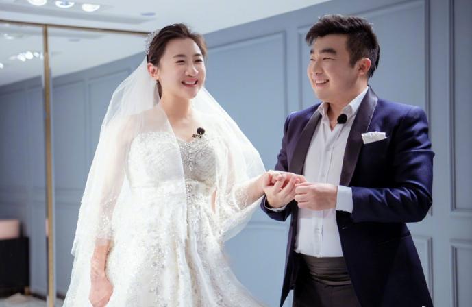 何雯娜孕期练瑜伽,何雯娜晒孕妇照