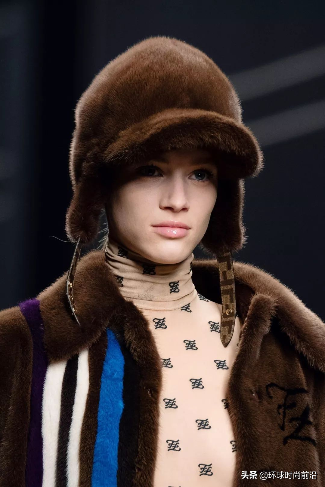 适合冬季脸大显脸小的帽子 (大圆脸适合什么帽子秋冬)