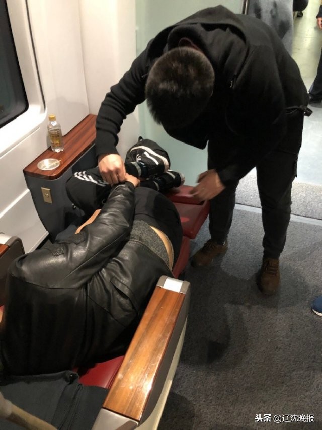 小伙在火车上胃痛,小伙肚子疼来急诊