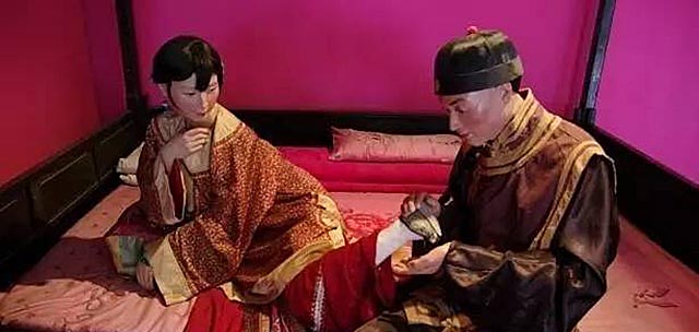 纤妙说应难，须从掌上看，古代为何要用裹小脚的方式对待女性