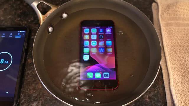 老外用矿泉水测试视频,老外用100度水煮苹果手机