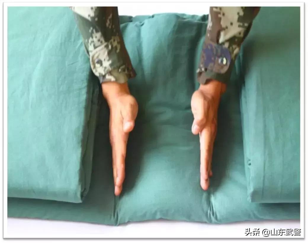 四折军被叠法小技巧,四折军被的叠法图