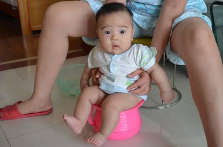 小孩新牙的成长过程,宝宝长了第1颗牙齿视频