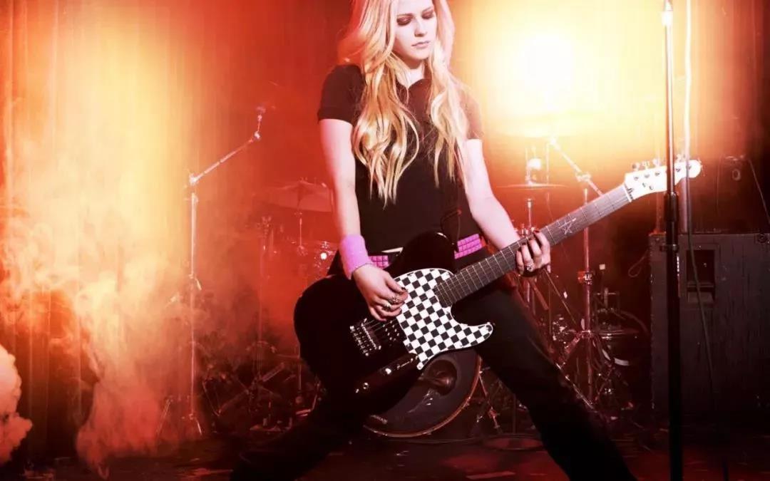 18岁红透全球却因患病失联，被揣测去世后涅槃重生，她叫艾薇儿