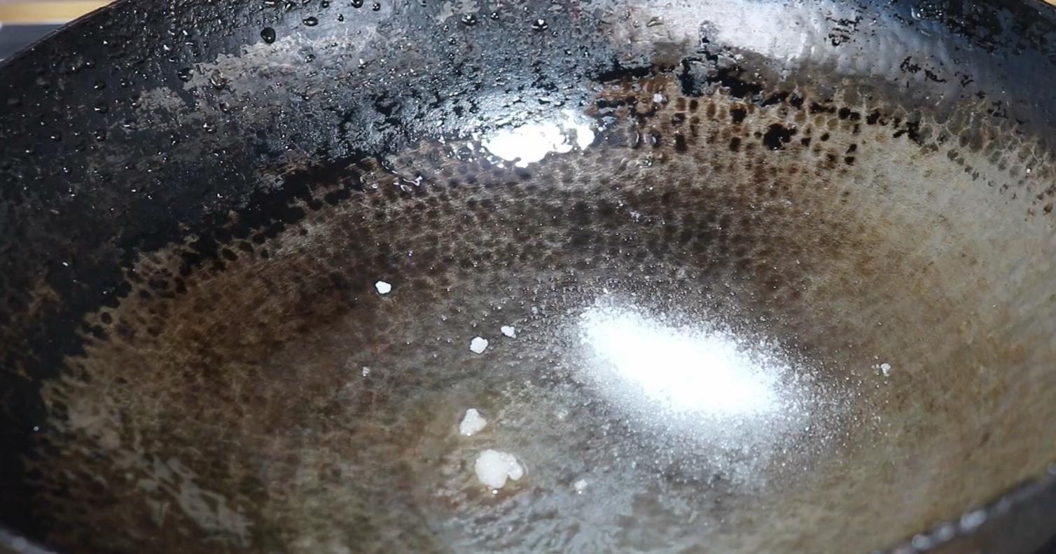 铁锅怎么不会生锈粘锅,铁锅生锈不要扔教你一招搞定