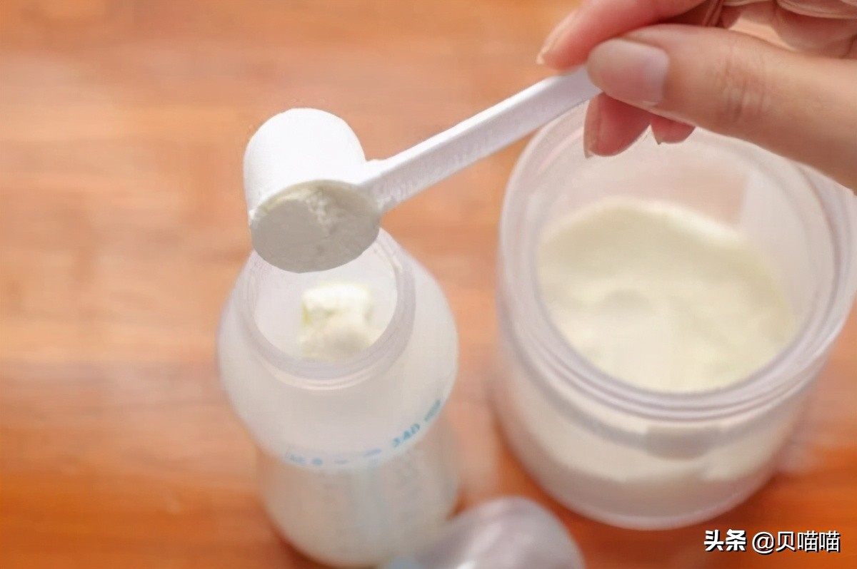 冲泡奶粉应该怎么动荡,冲奶粉时用哪些方法加快奶粉溶解