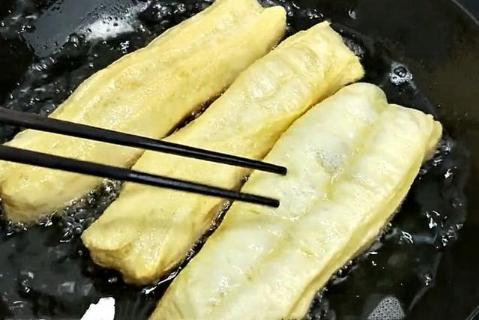 不用揉面不用擀面做小油条的方法,油条揉面小技巧