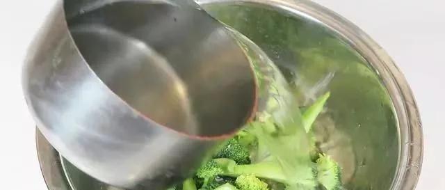 西兰花焯水能去除脏东西吗,用什么把西兰花的脏东西整出来