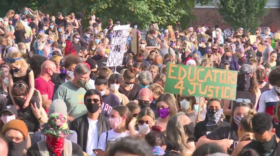 美国“夜之女神”衣不蔽体走在街上做瑜伽*威示**，一群警察望而却步