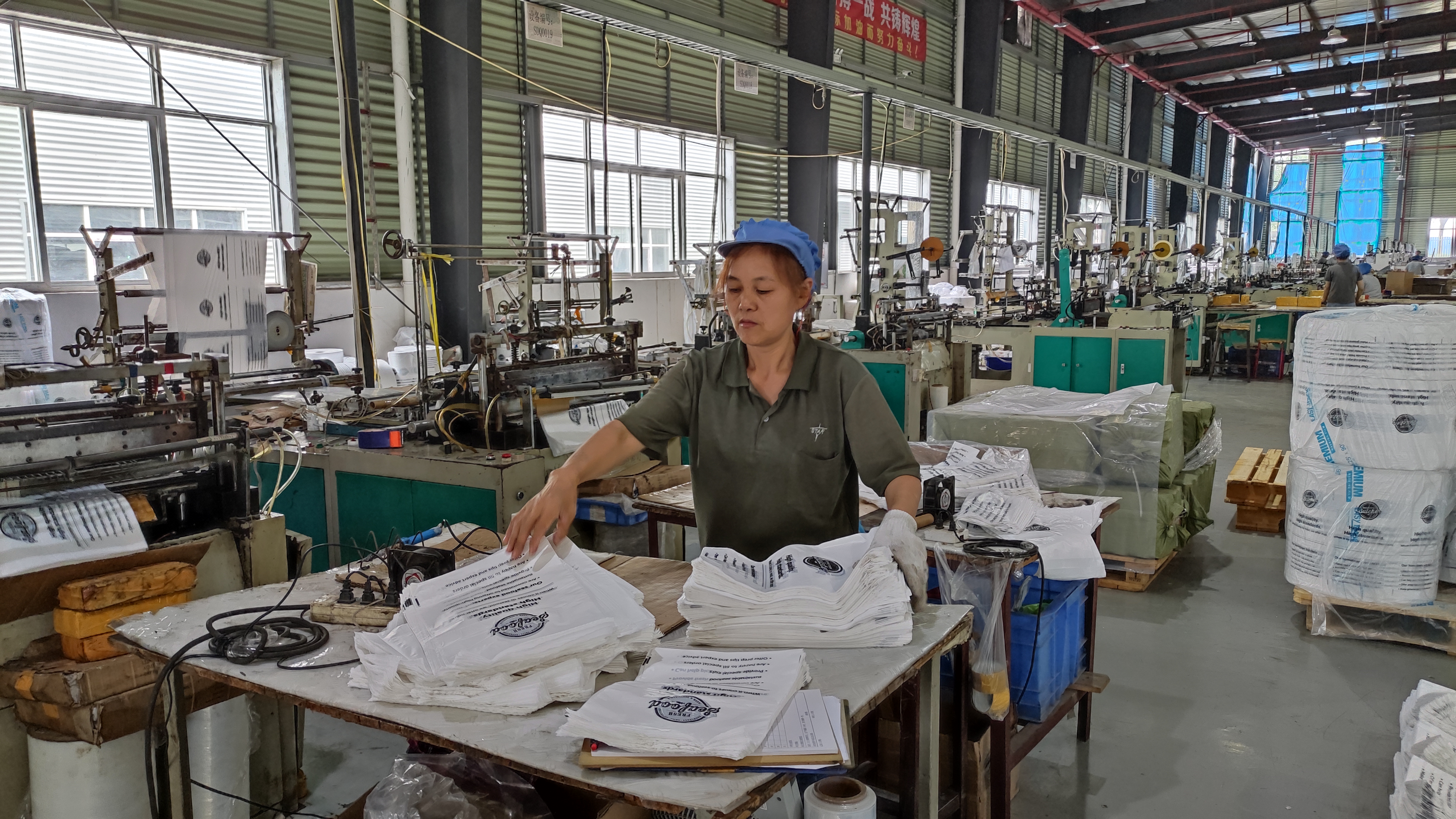 追寻先烈足迹讲述红色故事,追寻红色足迹讲红色故事朗诵