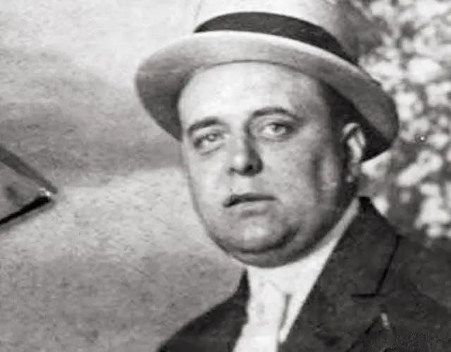 女子将情人藏阁楼20年,女子把情人藏在阁楼十年后续