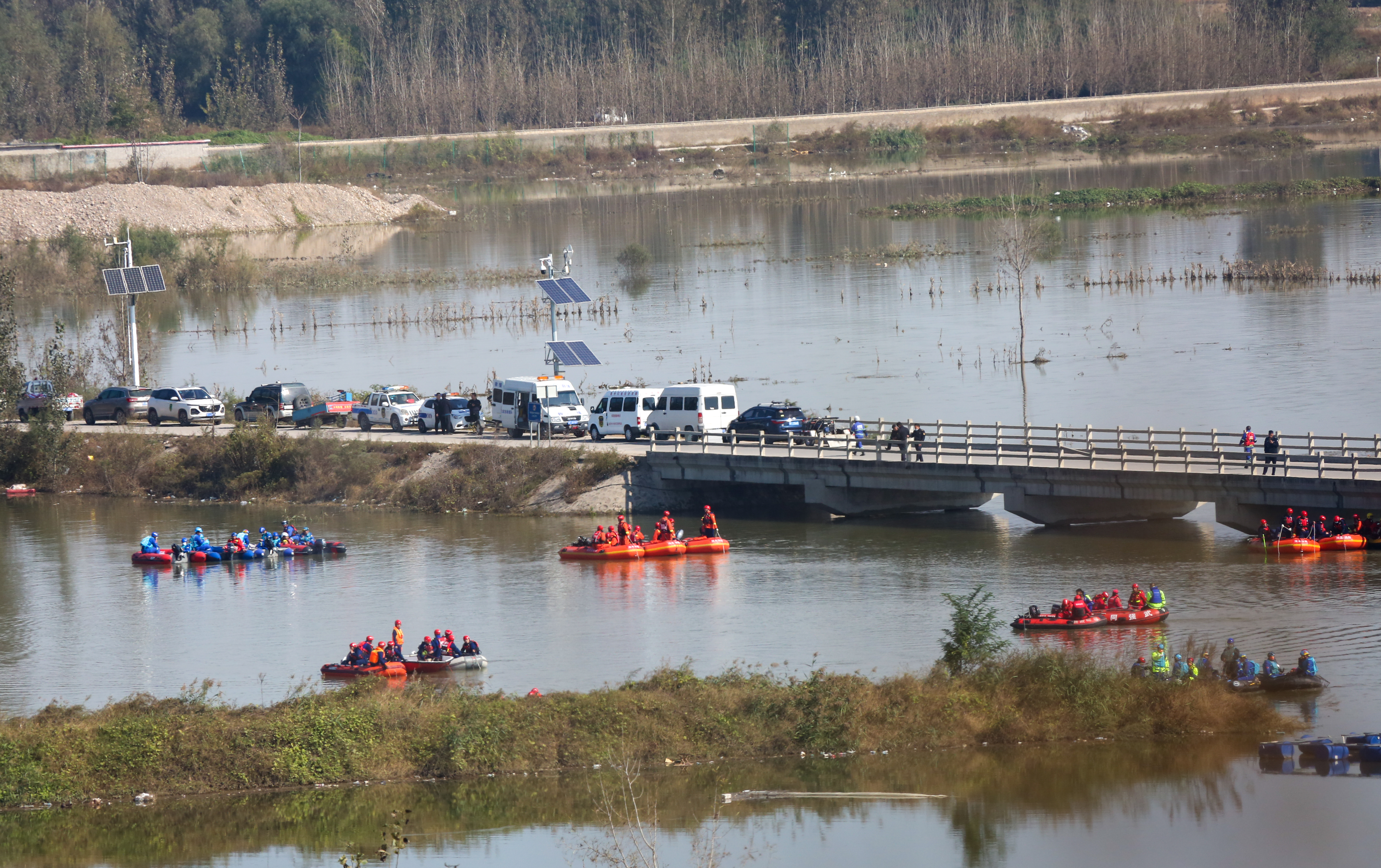 河北通勤车坠河救援进展,河北通勤车坠河事件