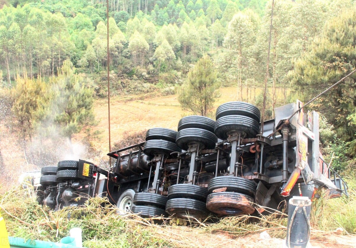 一位老哥在化工厂被氢氟酸弄到了，很多人关心