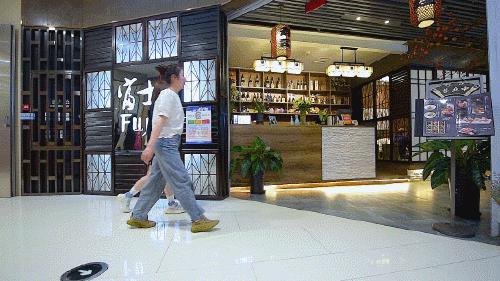 徐州张柏芝一秒到日本？其实正在吃日料，和服免费穿，过足cos瘾