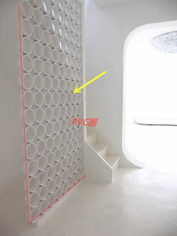 老爸会捯饬，10根PVC管连在一起装在楼梯旁，废物材料变成宝