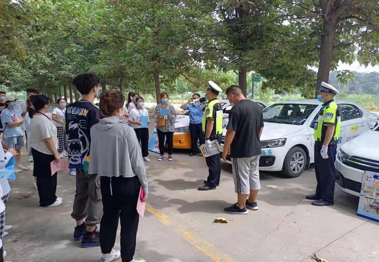 聚大荔·大荔鸿运驾校与城区交警中队开展交通安全进驾校宣传活动