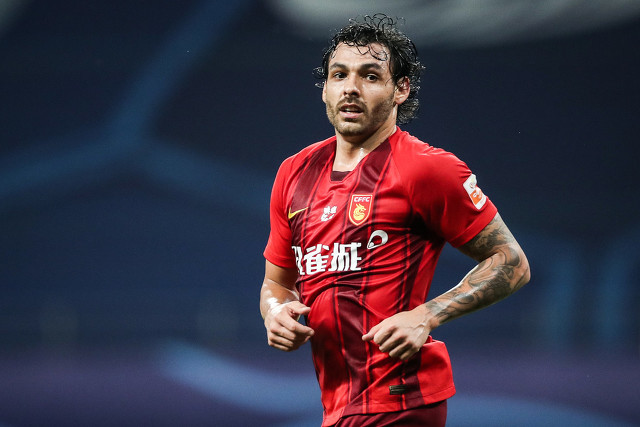 广州队1-4亚泰韦世豪扳平,广州队1比0河北韦世豪