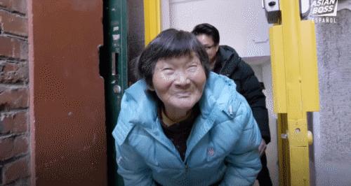 82岁老妇住地下室五年，家中垃圾堆成山，3天时间变幸福安乐窝