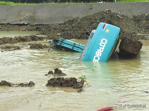 挖机工地被淹谁负责,挖机被淹赔偿多少费用