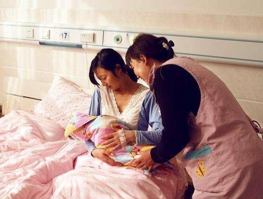 27岁产妇在产房里竟遭如此对待,产妇产房里走出来后家人的反应