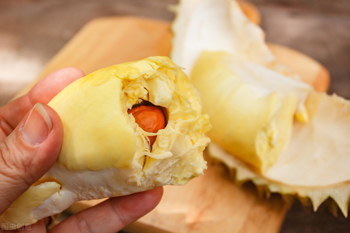 榴莲裂开口里面的肉是脆的,榴莲打开后肉是脆的可以吃吗