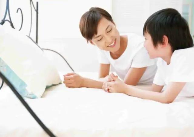 妈妈，同桌总是摸我，妈妈机智的回答，挽救了女儿的一生