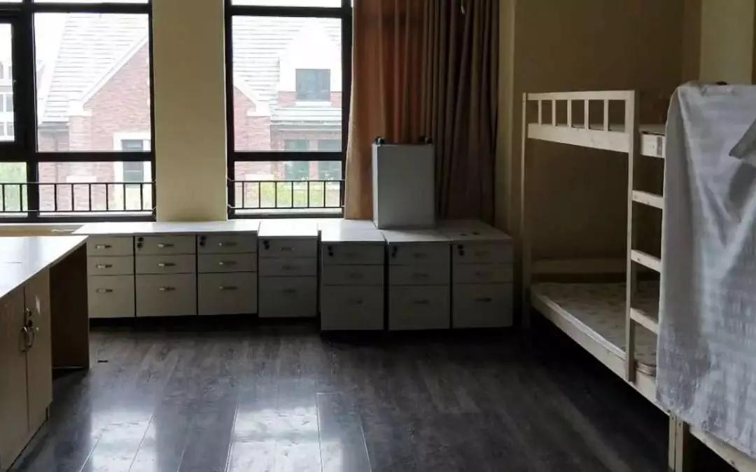 四代选秀宿舍：女生被迫住甲醛房，浑身过敏得哮喘，男生却很正常