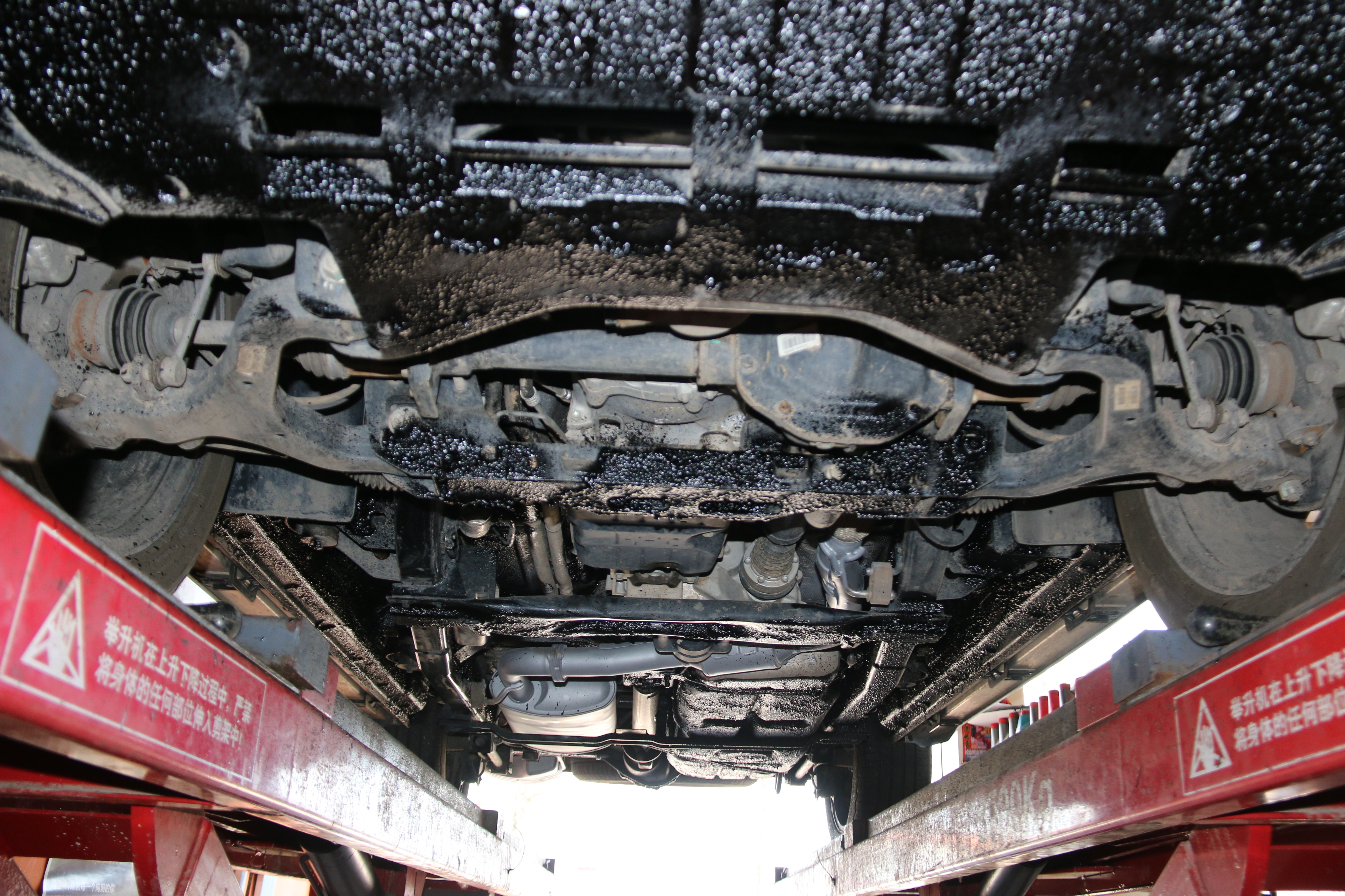 汽车做底盘装甲的好处及关注事项,汽车底盘装甲是什么有必要装吗