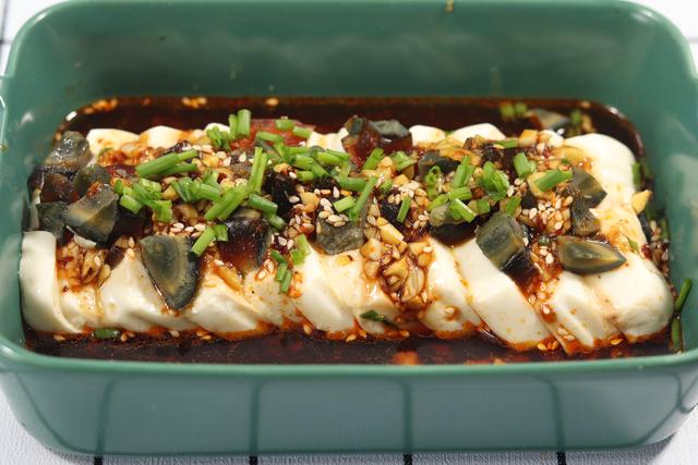 皮蛋豆腐的皮蛋怎么切,切皮蛋丁不粘刀小窍门