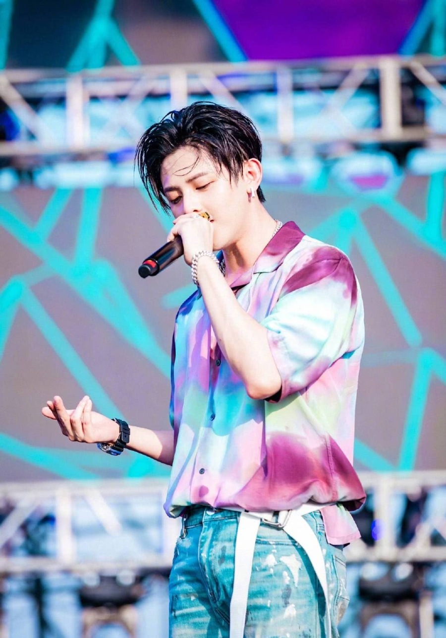 12月刚官宣当爸，40天后孩子出生，赐名小龙妹，炫耀：长得超像我