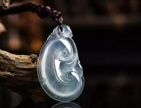 属龙佩戴翡翠如意吊坠,戴翡翠如意吊坠有什么讲究吗