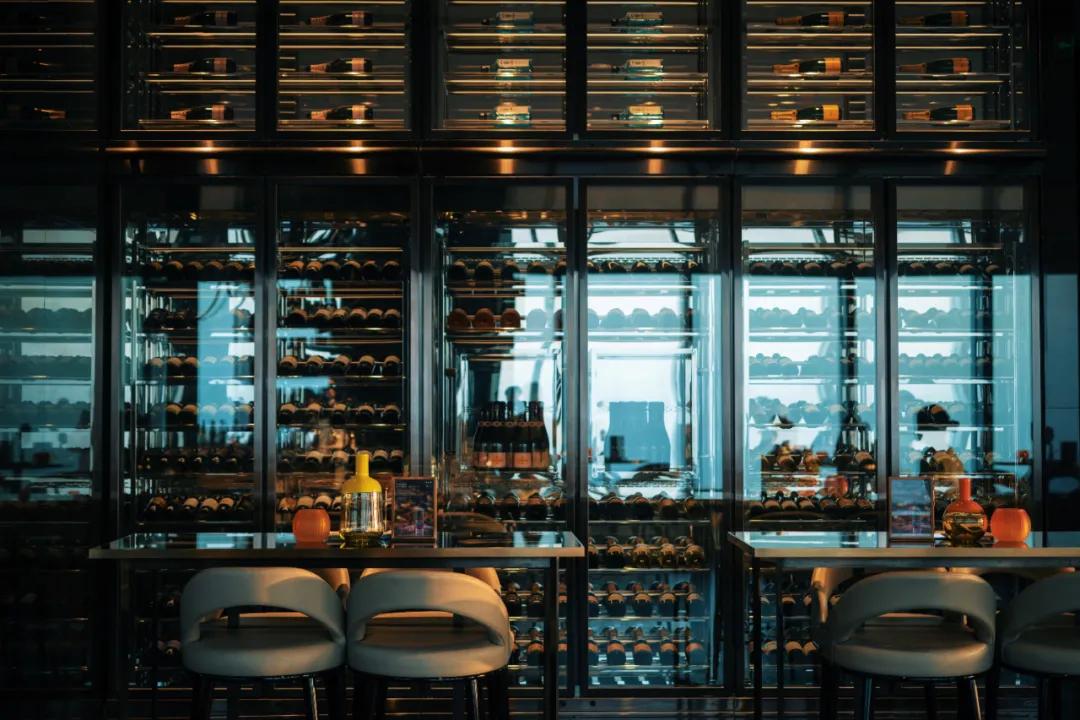 把繁华踩在脚下，将吃喝囊括周边。去长沙要住地标里