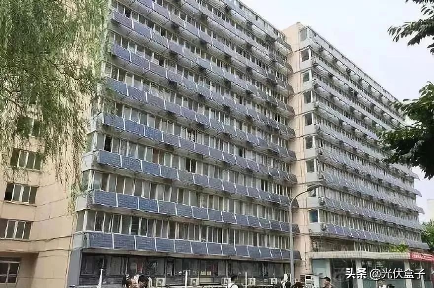 这些大学装了太阳能电池板发电，好看又环保，还能赚钱