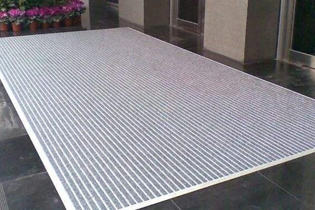 现在还有人客厅放地毯么,家里地毯脏了你会用什么方法清理