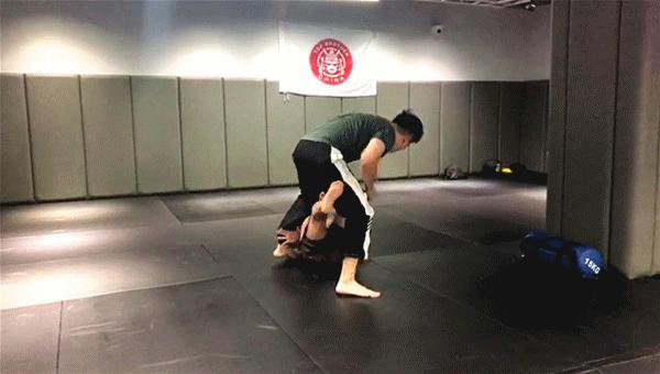 mma训练巴西柔术训练馆报名,mma综合格斗和巴西柔术