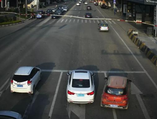 黄灯最后一秒过线，是继续走还是停下来？这样算闯红灯吗？