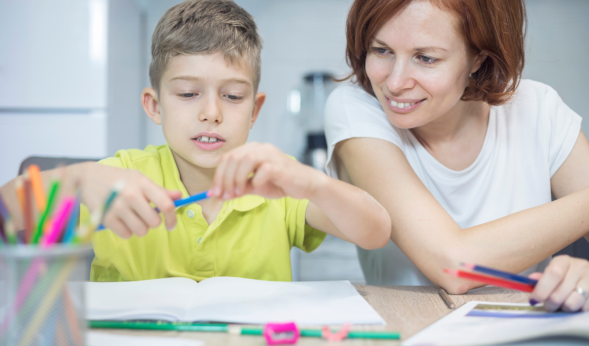 做完作业才能出去玩,做完作业就去玩