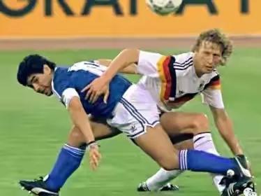 回顾球王马拉多纳,一代球王马拉多纳传奇