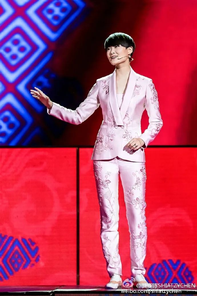 春晚时尚图鉴：热巴杨幂的红裙、王菲刷碗手套和董卿李思思的口红