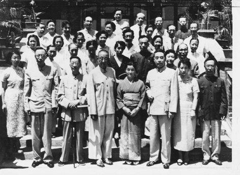 清朝灭亡后，王爷落魄成小贩，毛主席亲批：必须重用