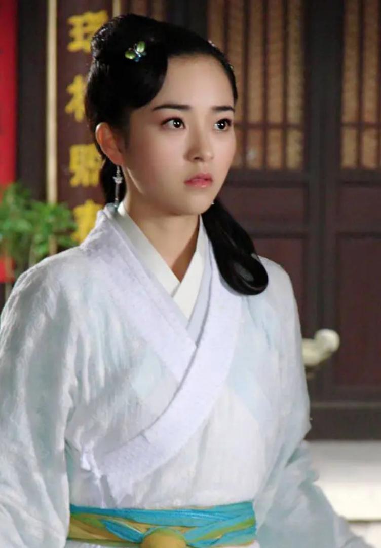 童年女神“雪精灵”，出道后从未演过女主，28岁退圈当了配音演员
