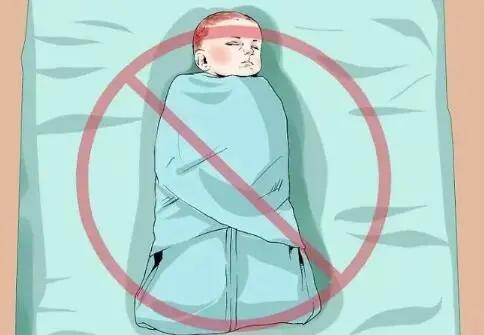 一不留神宝宝爬到床底,宝宝不关注趴在枕头上多久会死亡