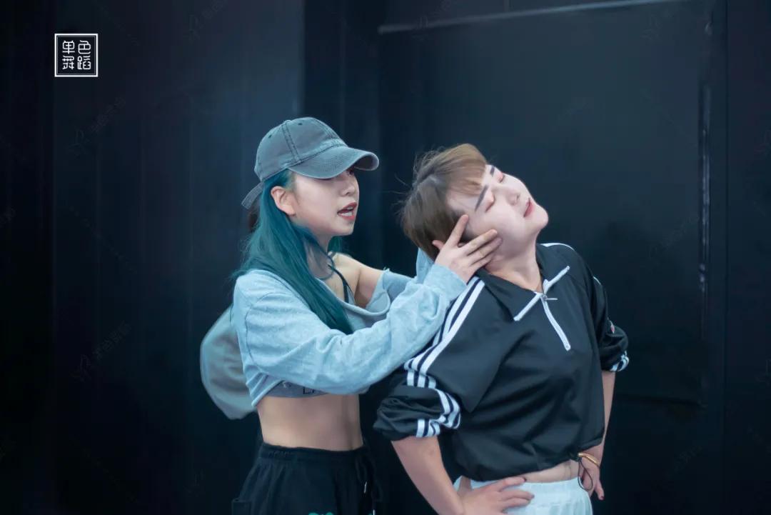 甩头基本功练习动作,零基础学跳甩头舞