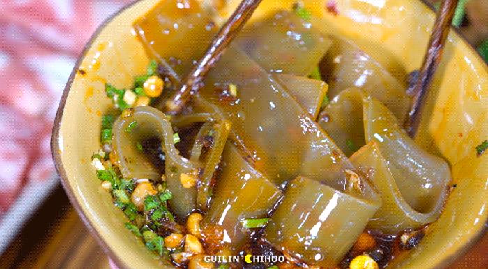 广西美蛙鱼火锅,美蛙鱼火锅底油熬制