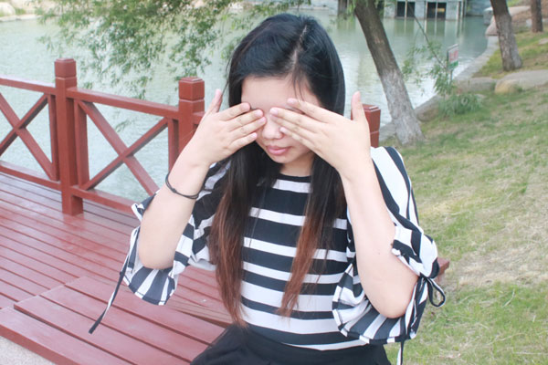 睫毛太长经常掉眼睛里怎么办,睫毛掉眼睛里不取出会不会有影响