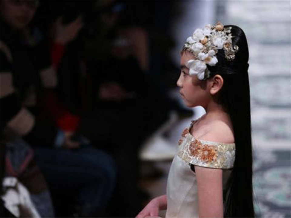 让孩子做“童模”挣钱真的好吗？给孩子美好的童年是父母的责任